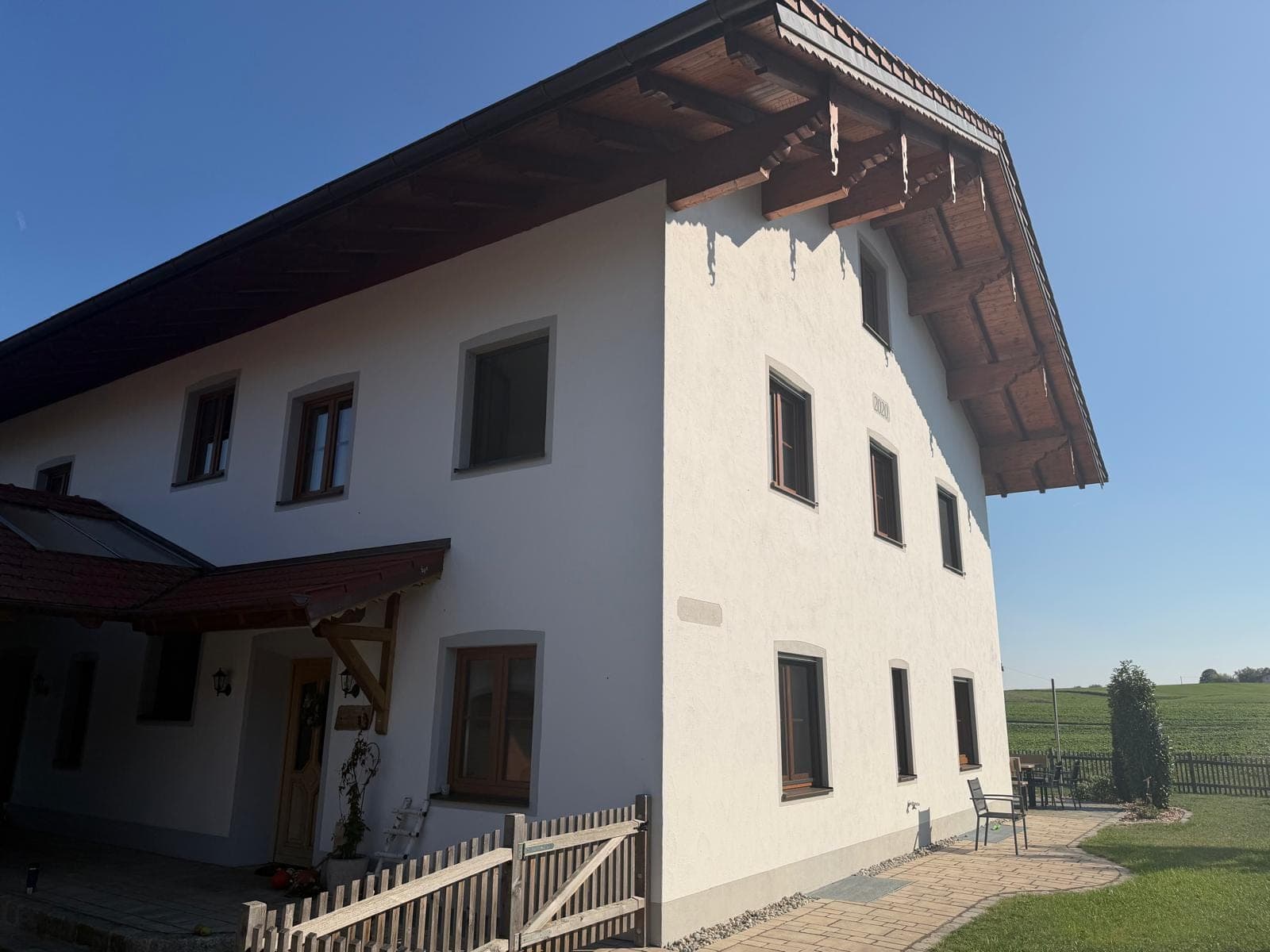 Bauernhaus mit glattem, hellem Außenputz