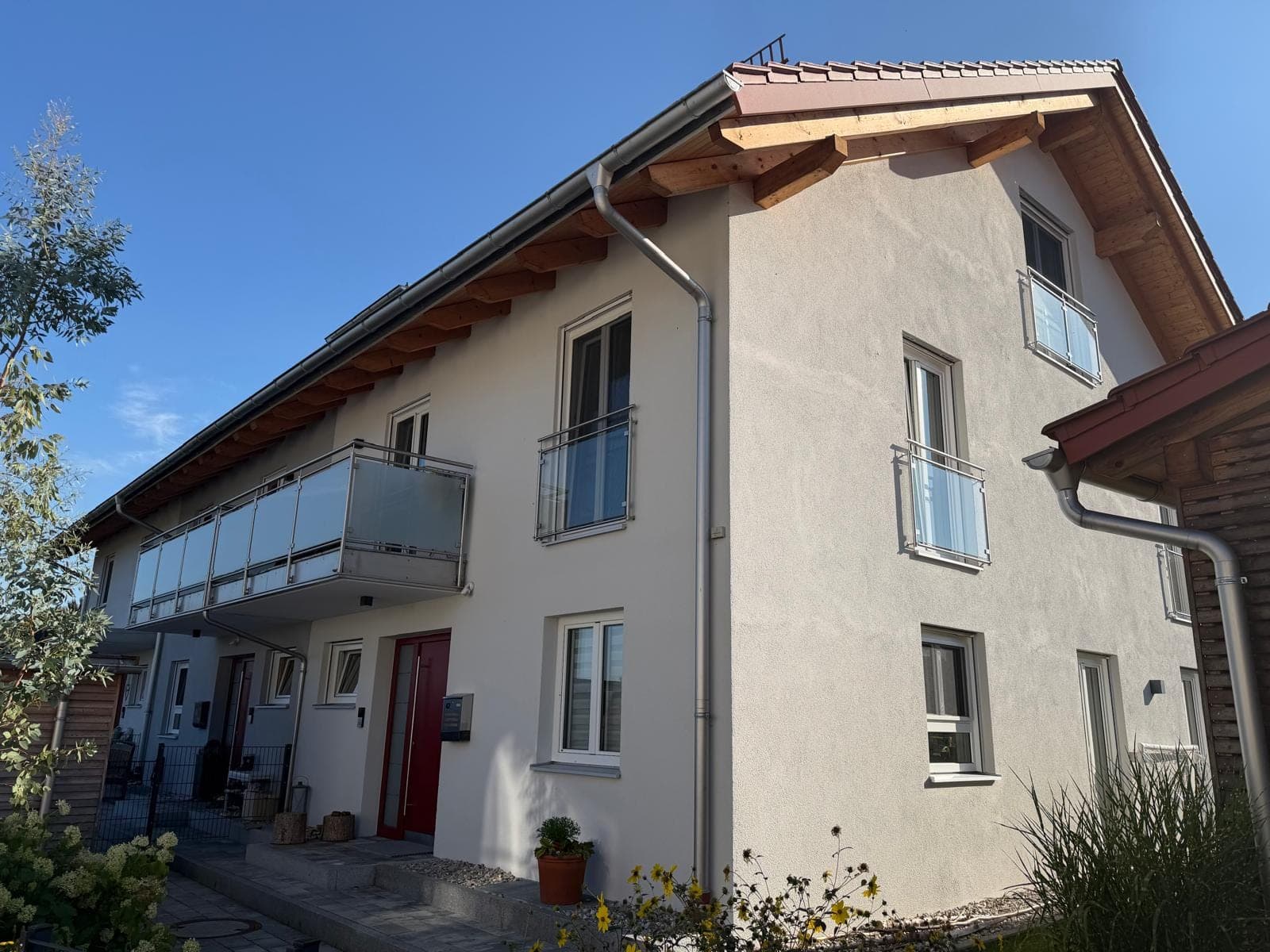 Doppelhaus mit Glasbalkonen und neuem Außenputz
