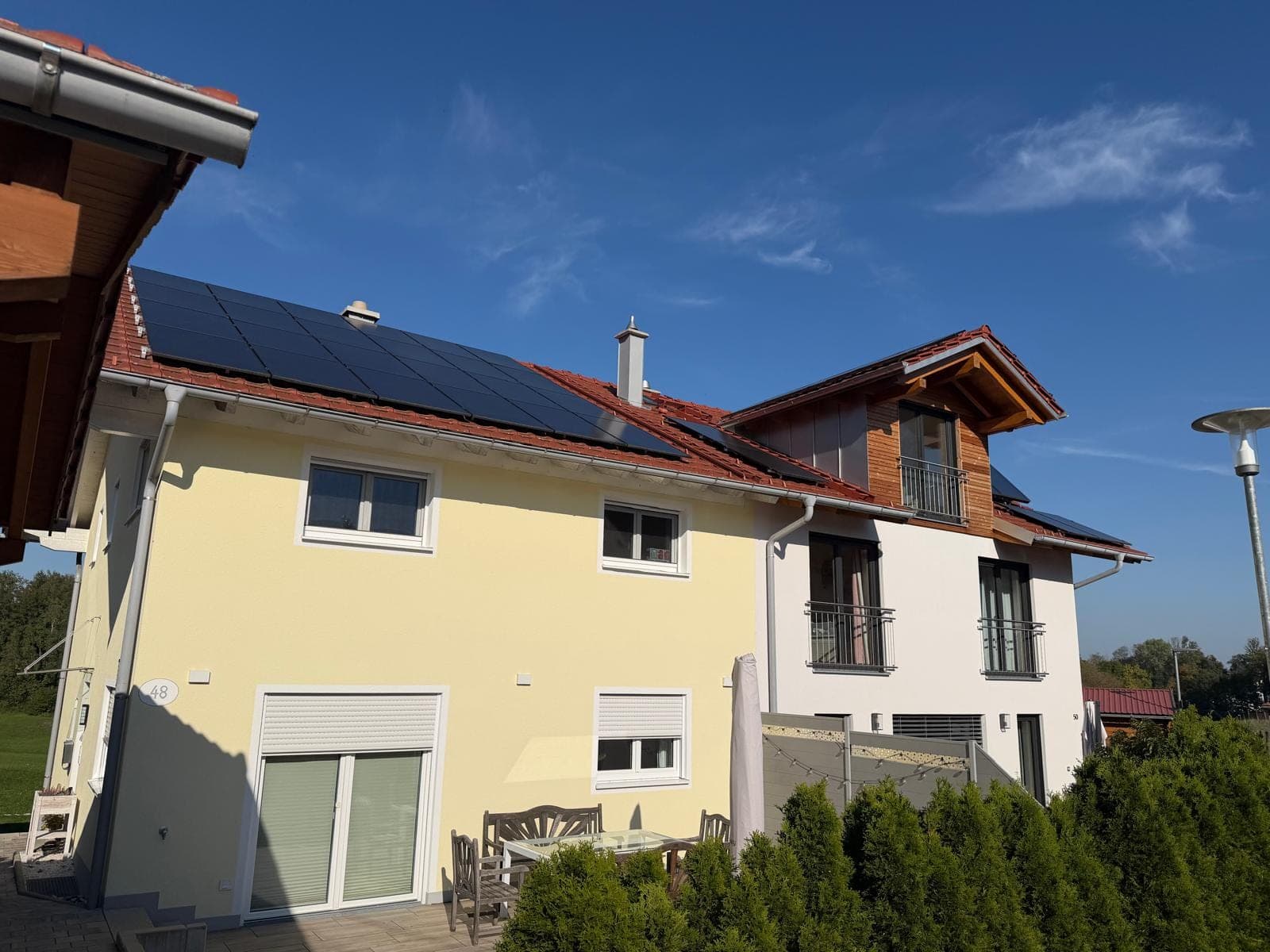 Wohnhaus mit gelber Fassade und Holzgiebel