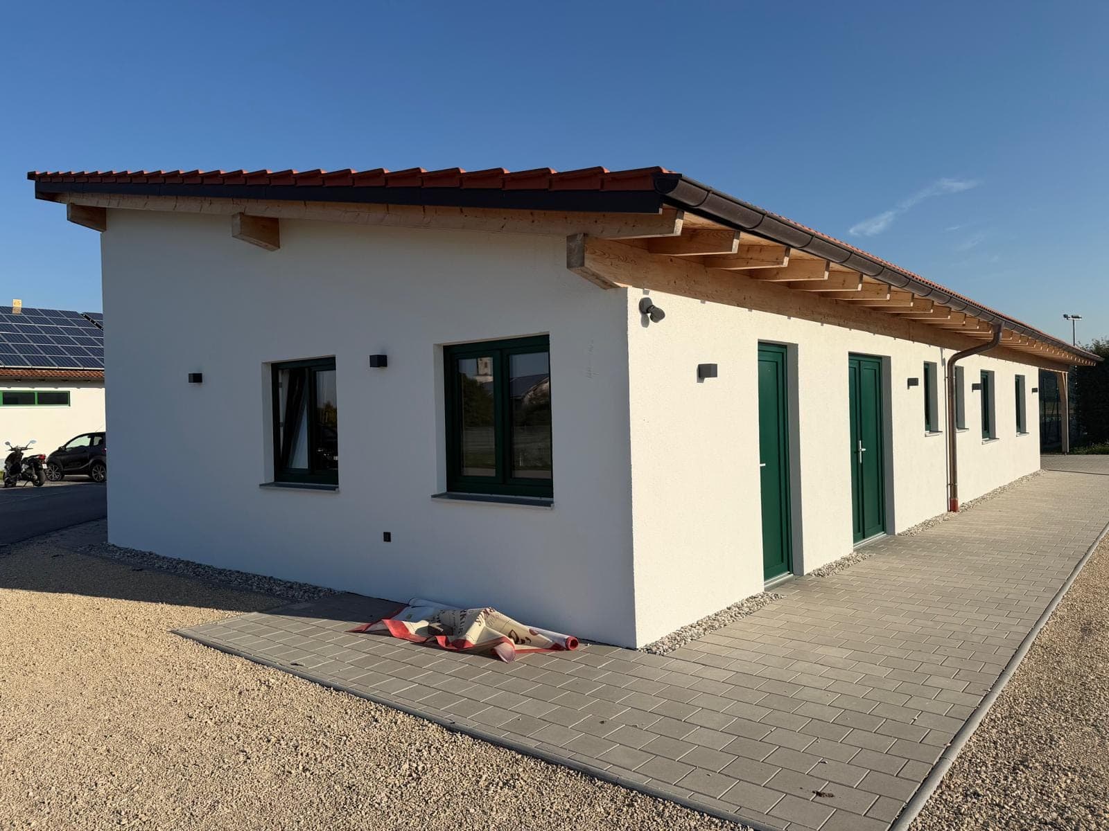Flachbau am Sportplatz, Foto 1 von 2