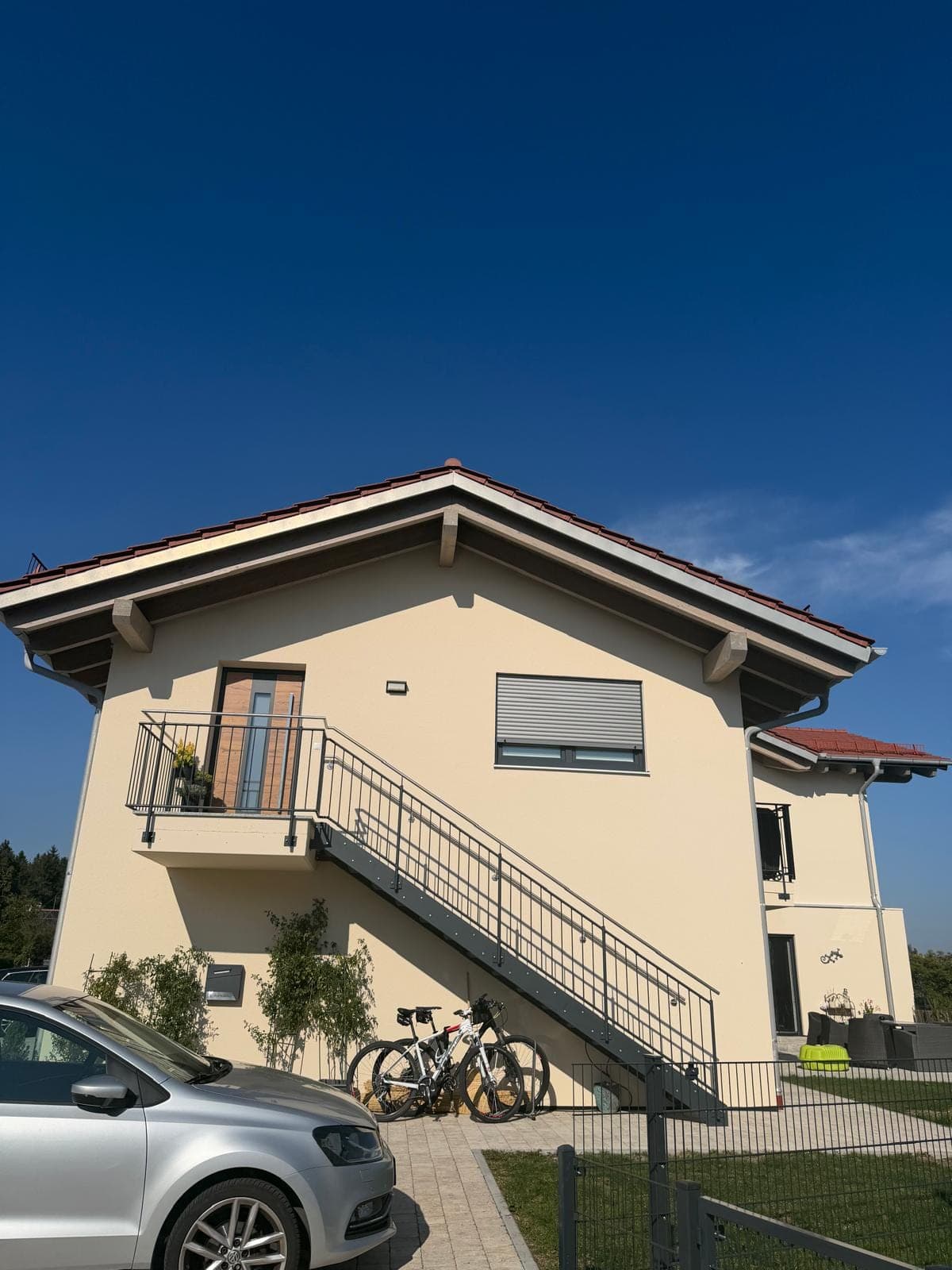 Haus mit Außentreppe und frisch verputzter Fassade