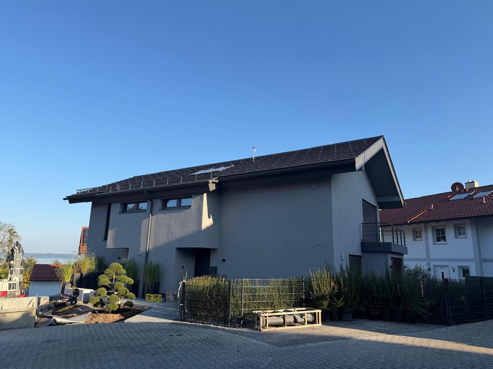 Haus mit anthrazitfarbener Fassade von der Eingangsseite