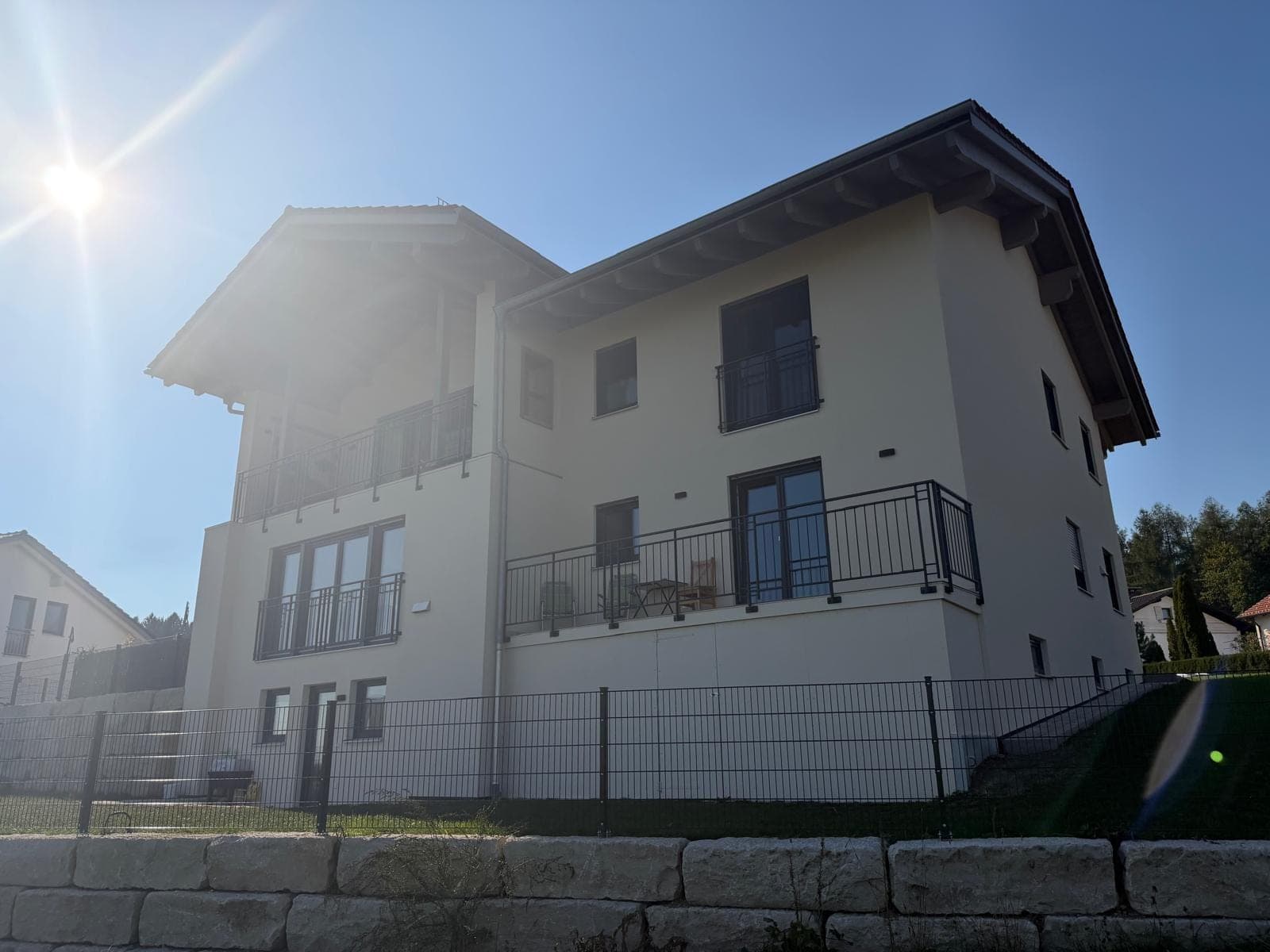 Haus in Hanglage mit hell verputzter Fassade