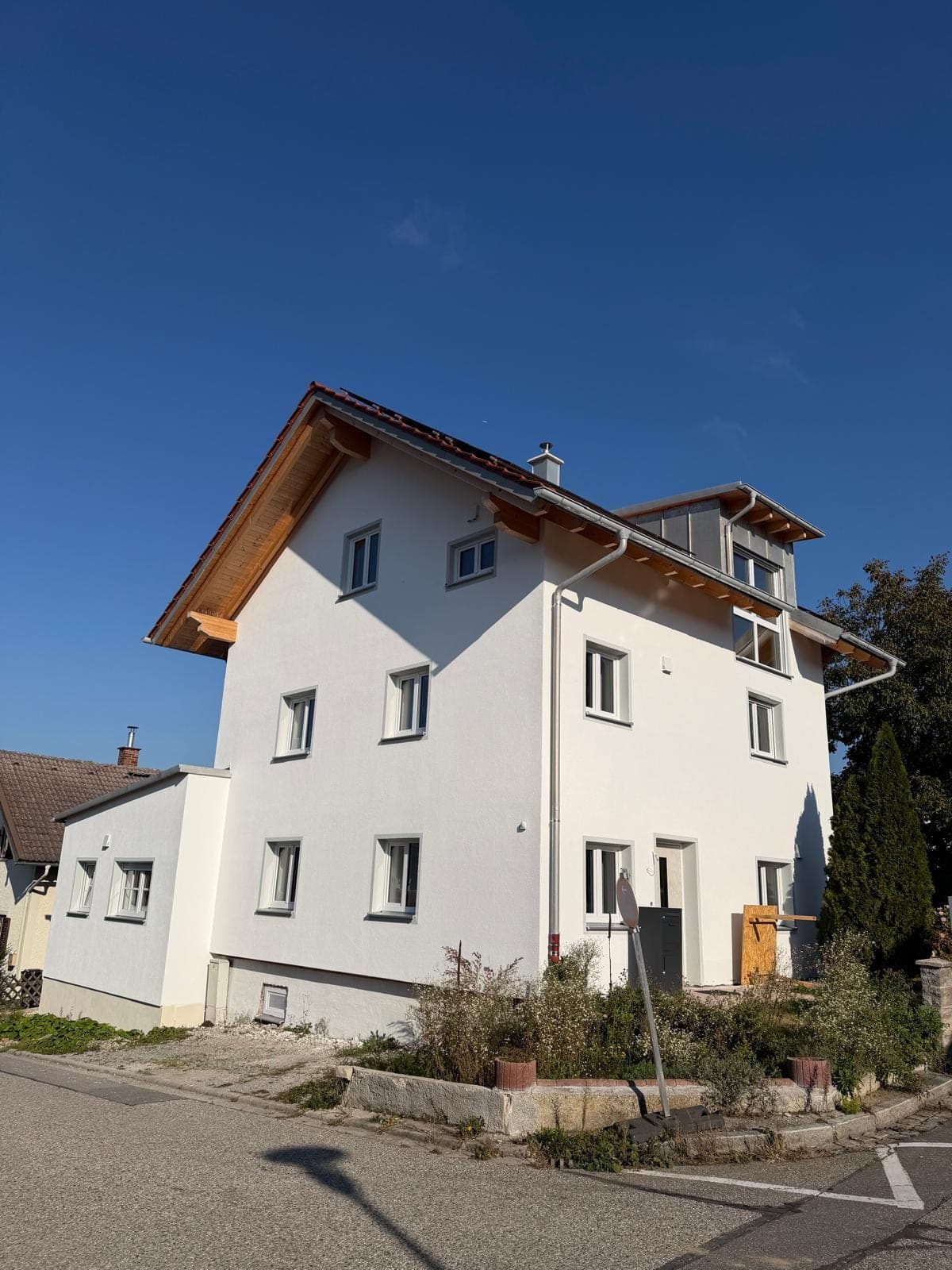 Wohnhaus mit Gaube, Seitenansicht der neuen Fassade